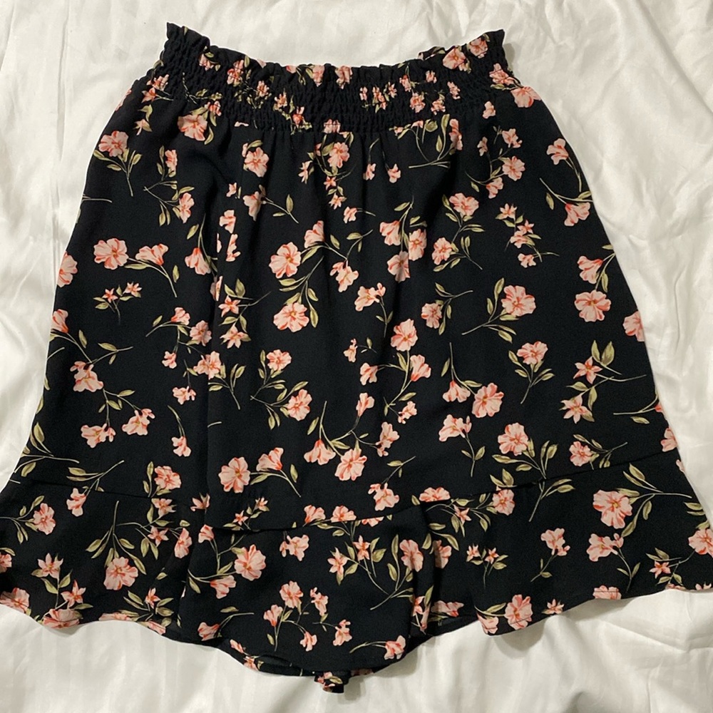 Cece skirt woman’s size small with stretch waist.
